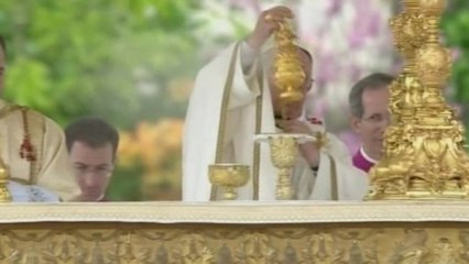 Pope Francis hosts first Easter mass