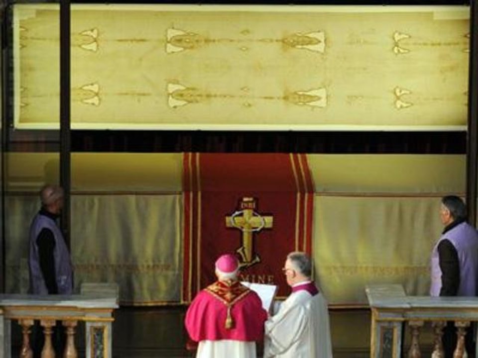 Shroud of Turin displayed, Pope delivers message