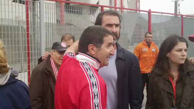 Ο Ερίκ Καντονά και ο σωσίας του στο Γ. Καραϊσκάκης