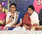 Asha Bhosle receives Hridaynath Mandeshkar award from Lata Mangeshkar