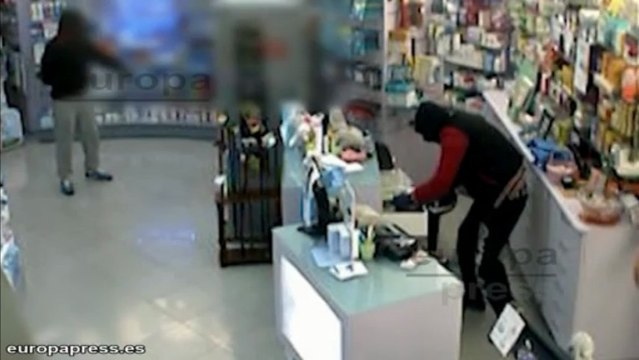 Policía forcejea con asaltante y evita atraco