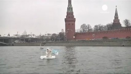 Greenpeace 'polar bear' draws attention to Arctic drilling