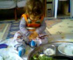 bir buçuk yaşındaki çocuk kendi kendine peynir yiyor