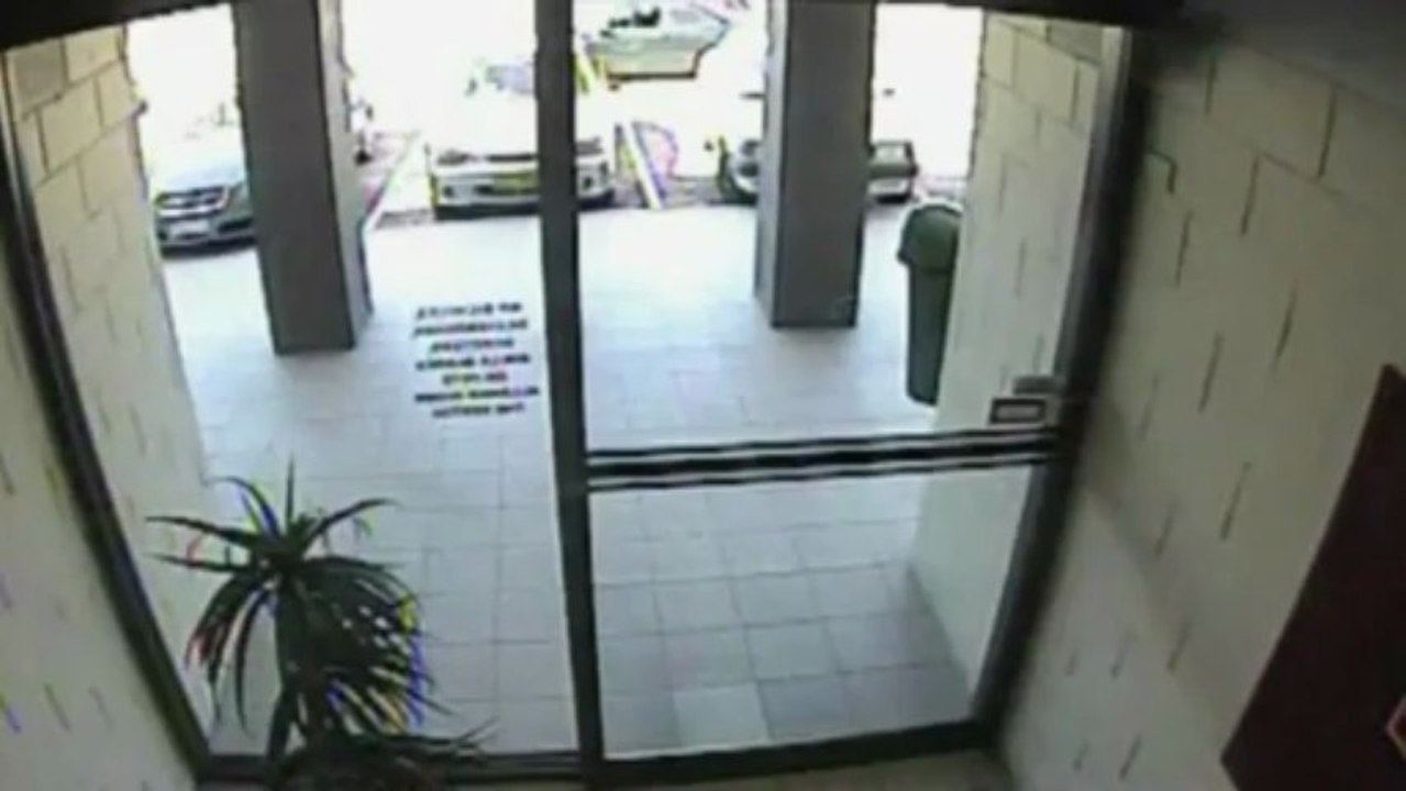 Amazing CCTV Bag thief smashes through glass door during ESCAPE Vidéo Dailymotion