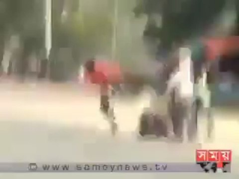 জামাত শিবিরের নৃশংসতা রাজশাহীতে শিবির ইট দিয়ে থেঁতলে দিলো