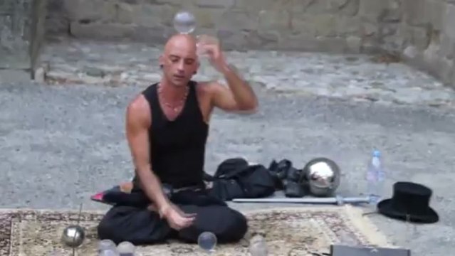 Kristian Jyoti Varé - Amazing street performance