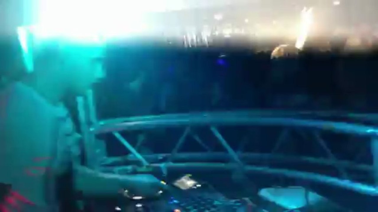 Morgan Baker (live) on Maschine playing Epic