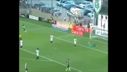 هدف جديد من رونالدينيو وأسلوب احتفال غريب من النجم البرازيلي رونالدينيو . . !