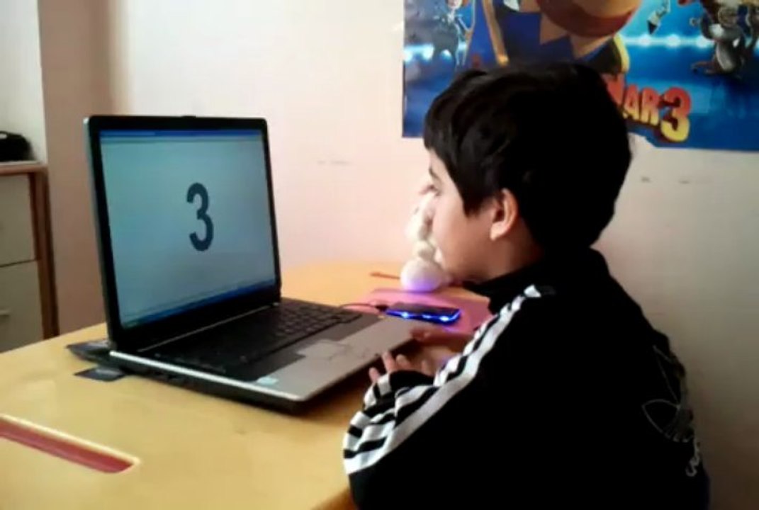 Deniz Cebeci   Mersin mega aritmetik öğrencisi 50 sayı flash anzan 0.5msn toplama çıkarma çalışması