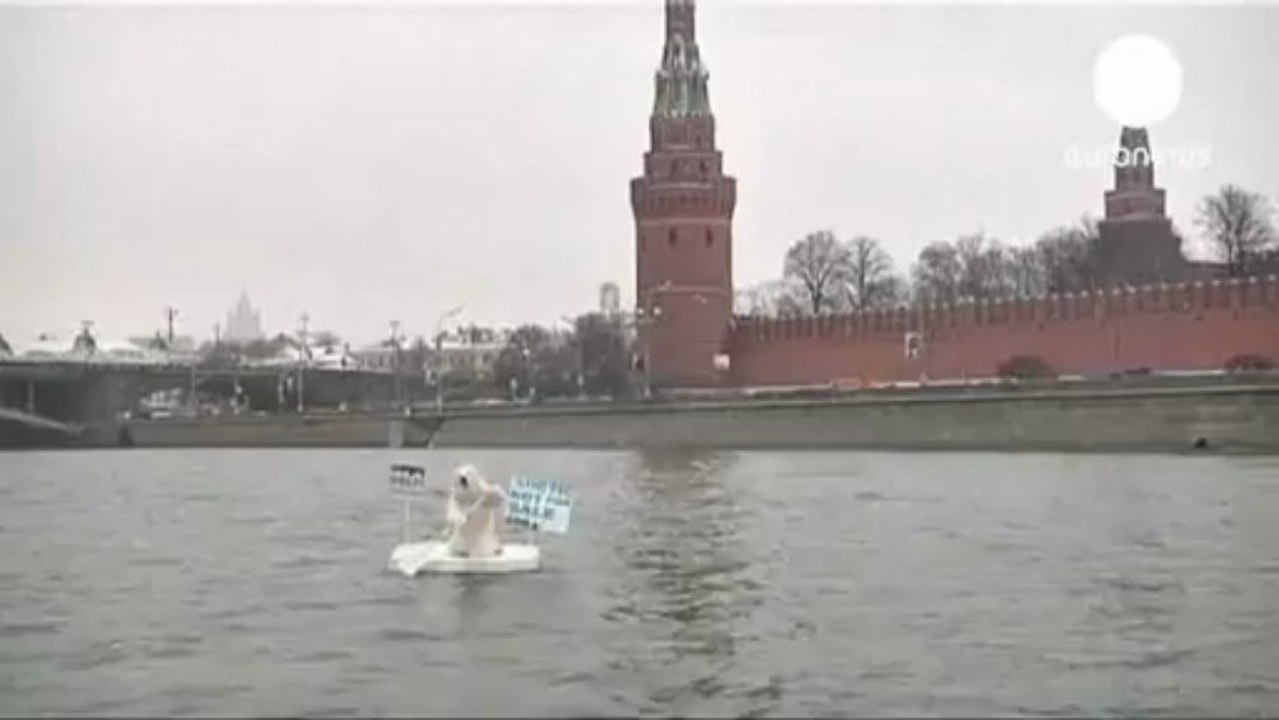 Russie  une personne déguisée en ours polaire défend l'Arctique devant le Kremlin