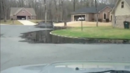 Разрыв нефтепровода в городе