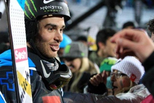 Kévin Rolland à Tignes avec les gagnants et ses skis Sosh