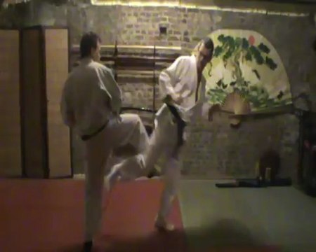 Tobikonde yoko geri : soto ashibo kake uke