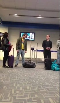 Ivre, il chute à l'aéroport