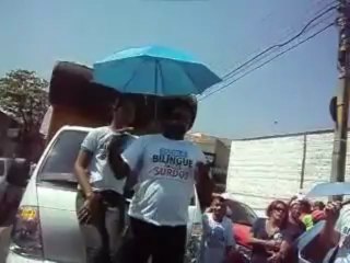 Anderson Almeida, o intérprete de libras, divulgando a resposta da prefeitura