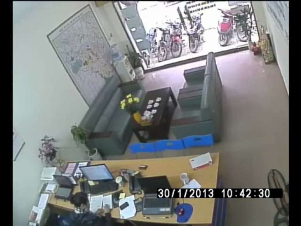 Lắp đặt camera tại Hà Nam - 0904.909.891 - Táo tợn bẻ khóa trộm xe trước mặt lễ tân