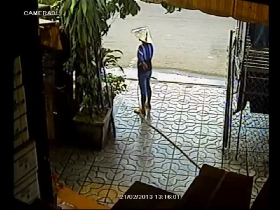 Lắp đặt camera tại Ninh Bình - 0904.909.891 - Người phụ nữ xịt nước vào hai tên cướp dây chuyền
