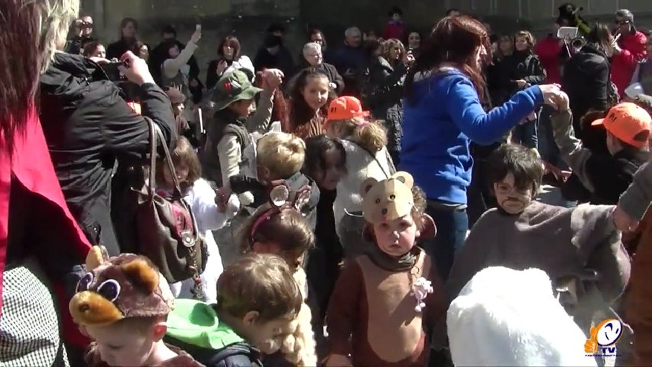 Le carnaval de la Calandreta à travers les ruelles médiévales de la Cité de Carcassonne.