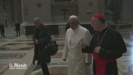 François prie sur la tombe de Jean-Paul II