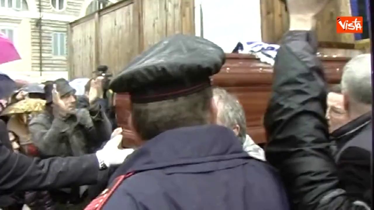 02-04-13 CALIFANO ESCE BARA DALLA CHIESA ACCLAMATO DALLA FOLLA