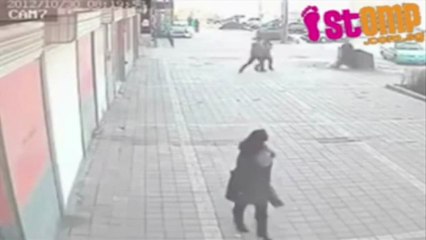 Kinh hoàng cảnh đốt bạn gái giữa phố