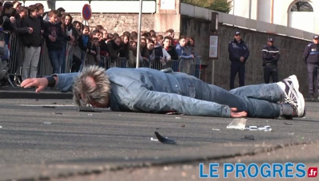Sécurité routière: crash-test  voiture/scooter