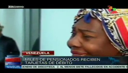 Mils de pensionados venezolanos reciben tarjetas de débito