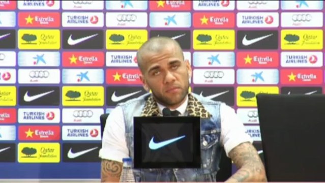 Alves: No tengo problemas para jugar más en defensa
