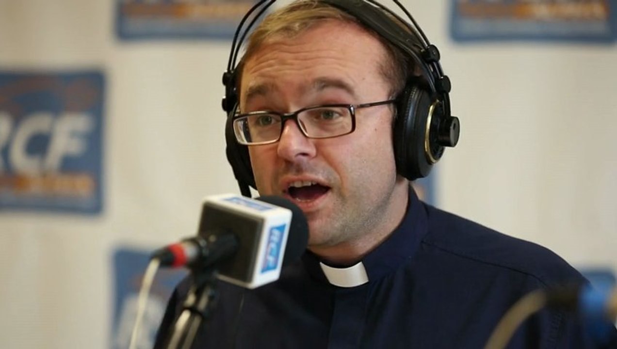 Le Père Nicolas Guillou sonne les cloches