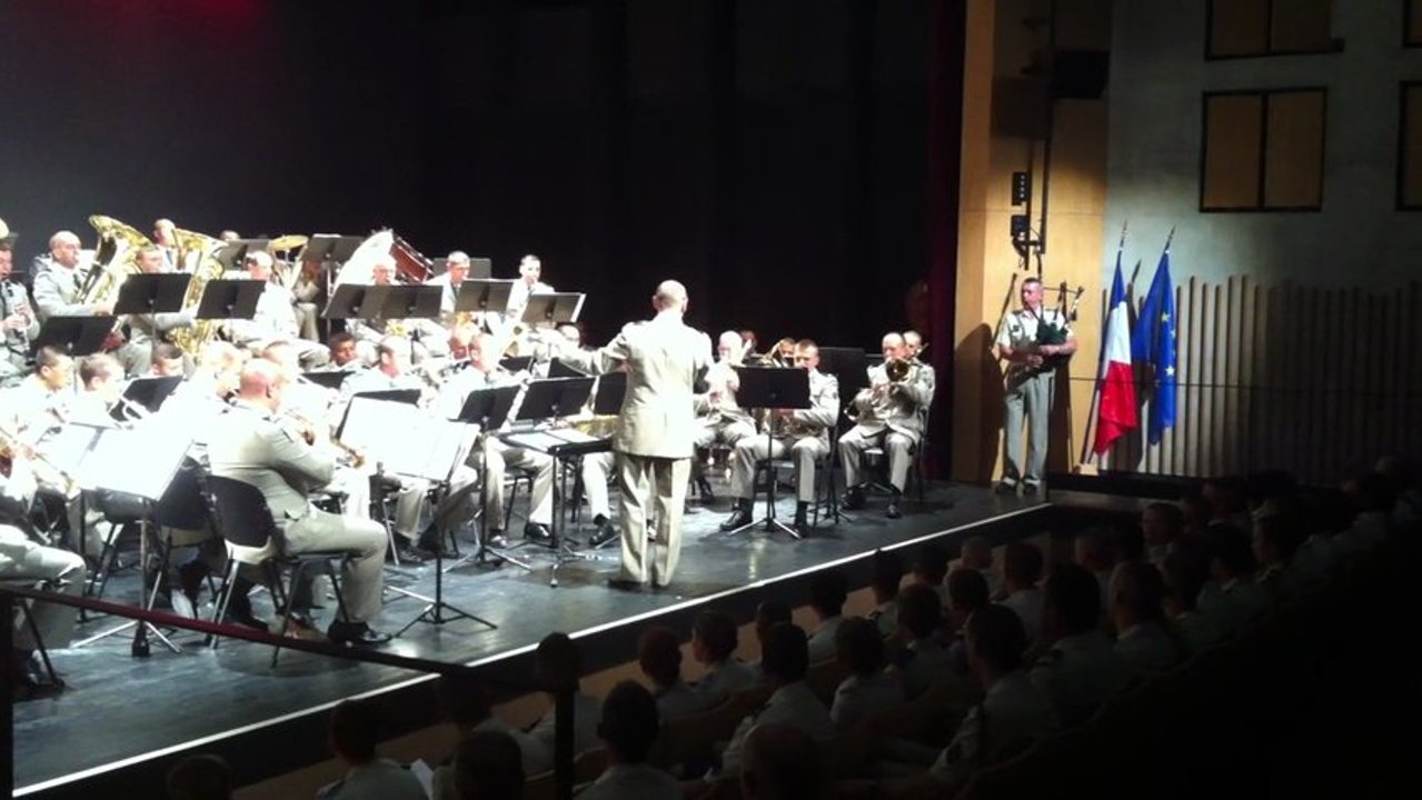 le penn soner joue highland cathedral avec la musique de la légion étrangère