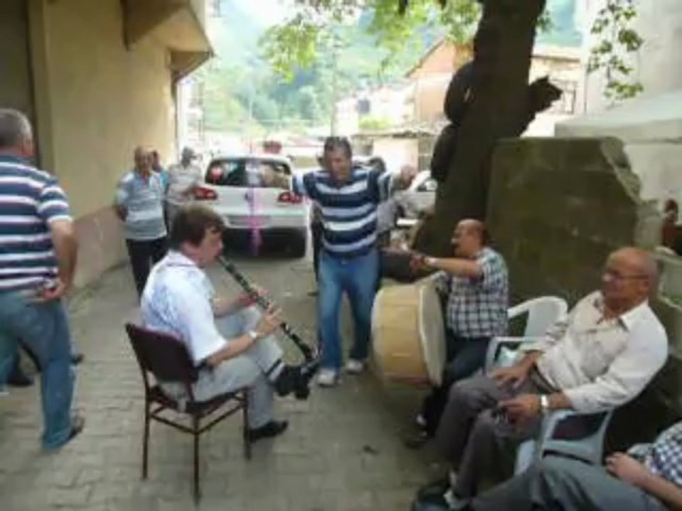 PERŞEMBE KAZANCILIKÖYÜ DAVULCU HAMİ ÇALIP OYNATIYOR