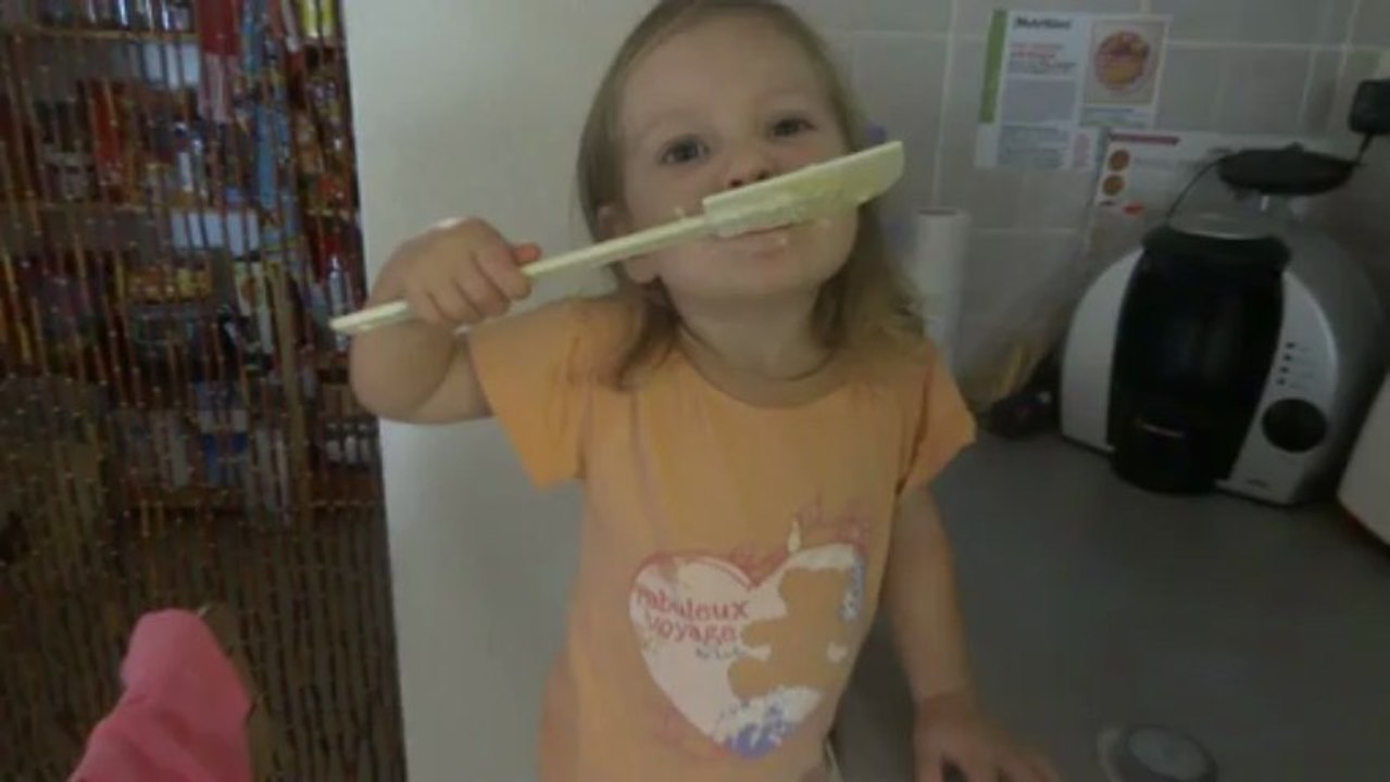 Tana qui goute la préparation d'un gateau !