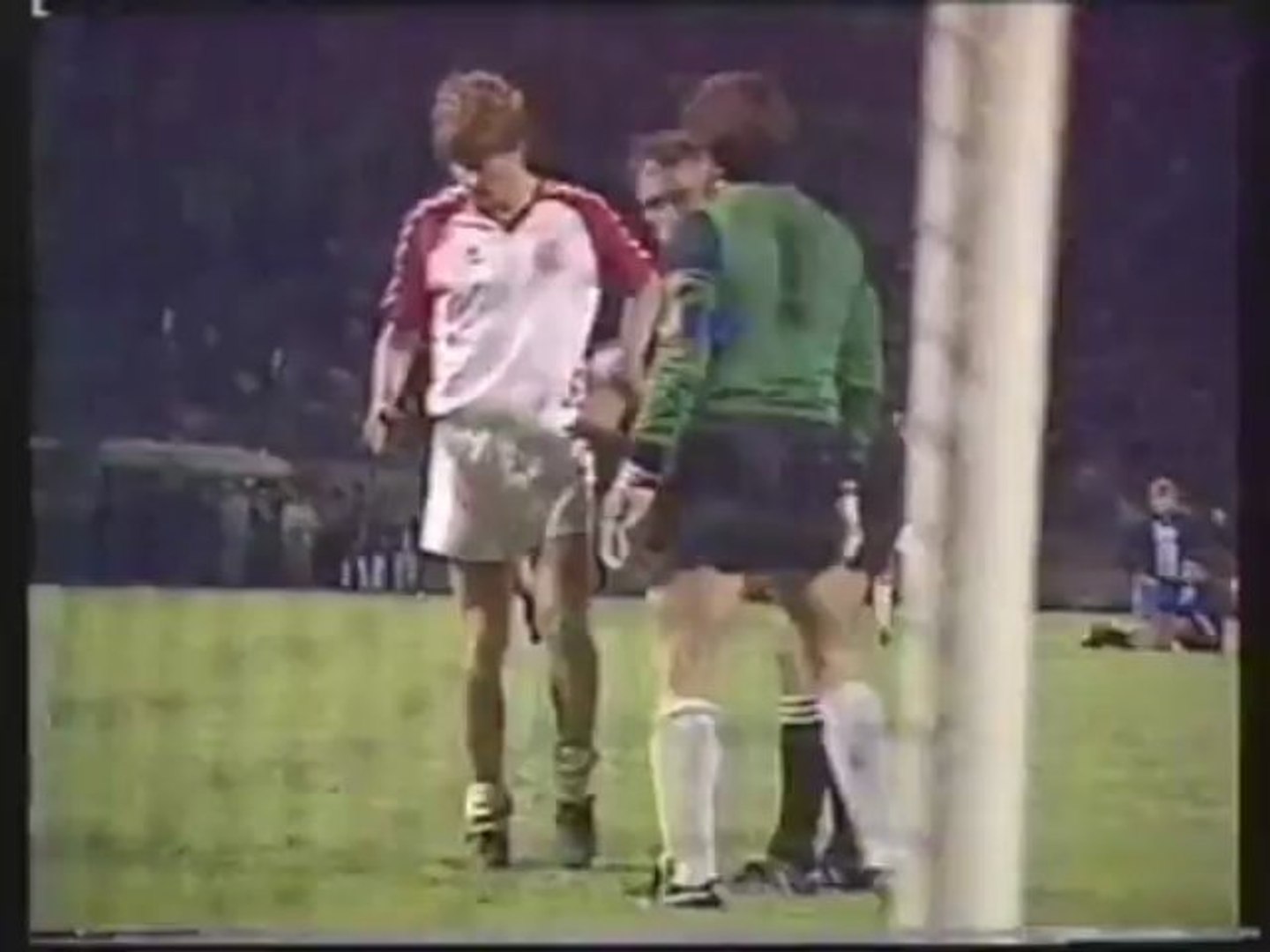 le Fanion)) ESPAGNE V DANEMARK - 1/2 finale EURO 84 a Lyon