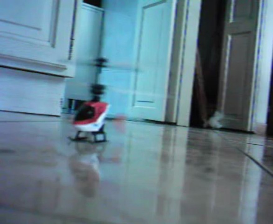 mon hélicopter vole jus qu'au plafons
