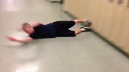 Drôle de nage dans le couloir