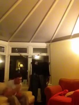 Il annonce à sa mère que sa copine est enceinte