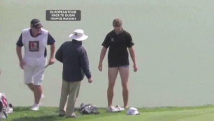 Le golfeur doit tirer sa balle... en slip !