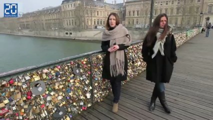 Pour ses 10 ans, Ni putes ni soumises cadenasse le pont des Arts