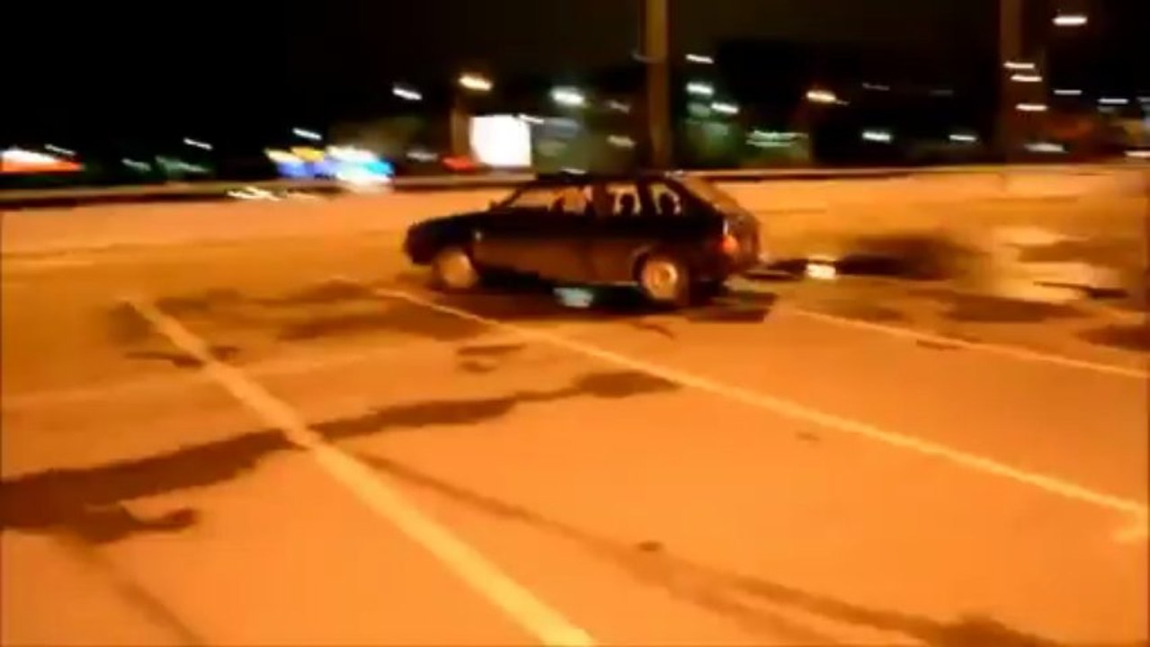 Régis fait des drifts sur un parking vide