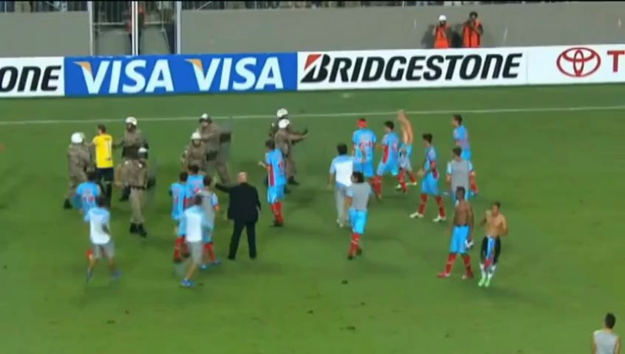 Unglaublich! Arsenal-Spieler attackieren Polizei bei Ronaldinho-Gala
