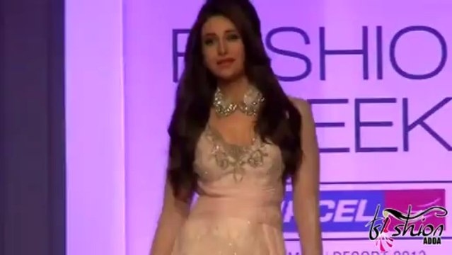 Karisma Kapoor Shehla Khan's Show Stopper @ Lakme Fashion Week 2013 ! (1)