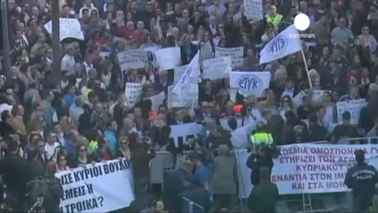 Cypriot bank workers protest over pensions threat