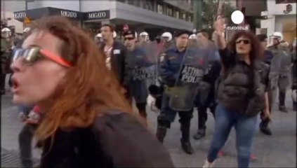 Greci in piazza contro la troika