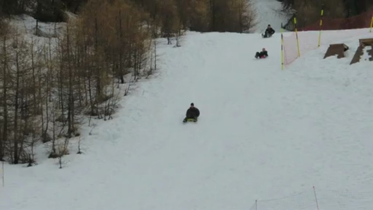 Les garçons en luge