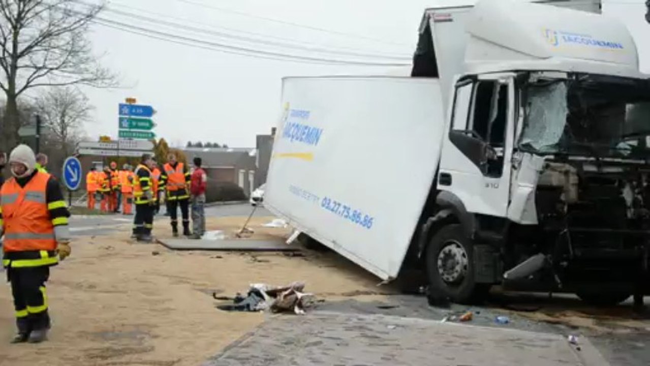 Collision entre deux poids lourds au rond-point de la Guillotine à Cauchy-à-la-Tour