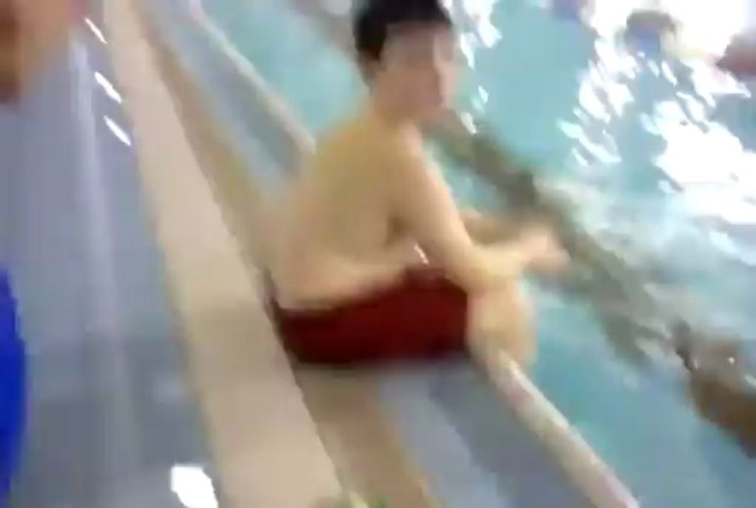Comment mettre un bonnet de bain