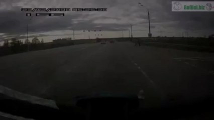 Mutter überquert Straße