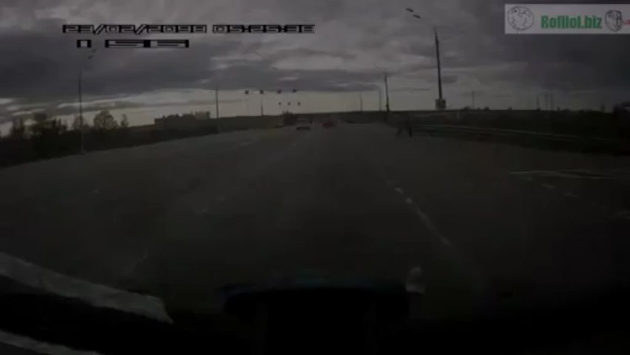 Mutter überquert Straße