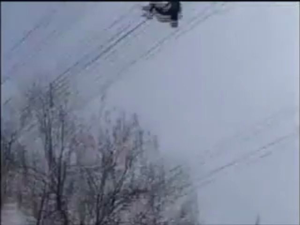Chine  Ivre, il joue au funambule sur des câbles électriques