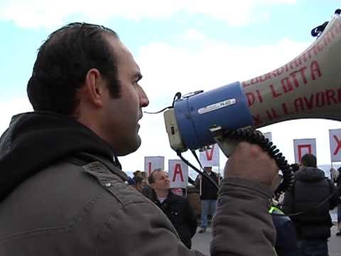 Napoli - La protesta dei disoccupati bros in Piazza Vittoria (05.04.13)